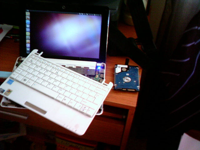 EeePC con el disco duro. 